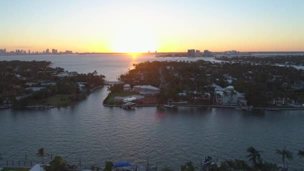 Retirar tiro aéreo Miami Beach casas na orla da água — Vídeo de Stock