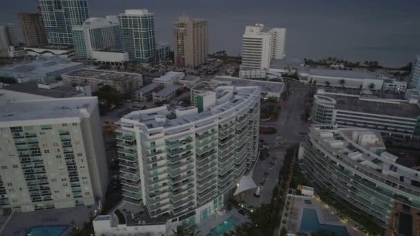 Kantelen om te onthullen gebouwen Miami Beach twilight — Stockvideo