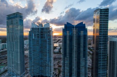 Anteni Sunny Isles Beach günbatımı ve condominiums sahilde