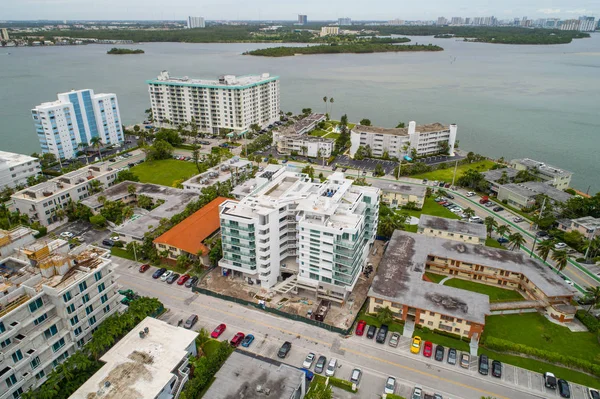 Flygbild över en byggnad under uppförande i Miami Beach Bay — Stockfoto