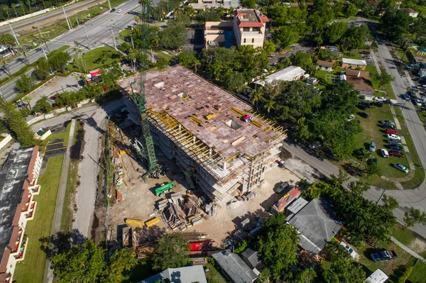Bir binanın yapım aşamasında Vinçli hava görüntü — Stok fotoğraf