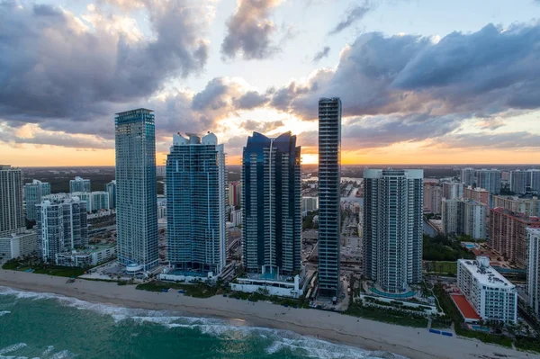 Antenne Sonneninseln Strand Sonnenuntergang und Eigentumswohnungen — Stockfoto
