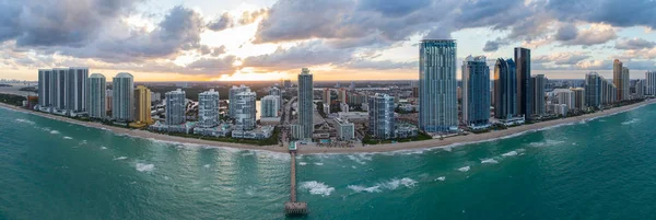 Imagen aérea Sunny Isles Beach FL muelle y puesta de sol — Foto de Stock