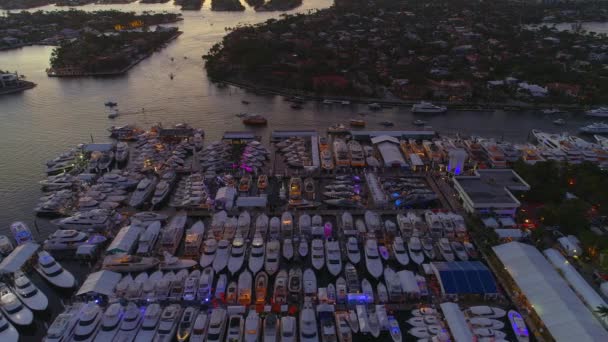 Міжнародна виставка човнів вночі — стокове відео