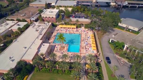 Zwembad van het hotel met menigte — Stockvideo