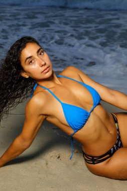 Sahilde bir bronz ten rengi deri modelinin görüntü