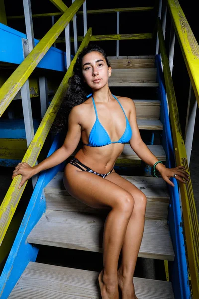Frau im Bikini-Bademeister steht nachts — Stockfoto