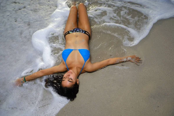 Olas chocando contra una mujer — Foto de Stock