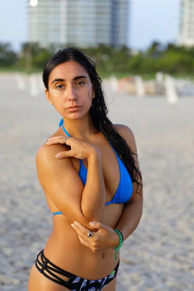 Woman in a bikini posing after getting out of the water — Stock Photo, Image