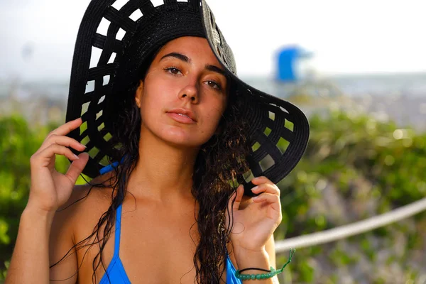 Mulher posando em um chapéu preto de grandes dimensões — Fotografia de Stock