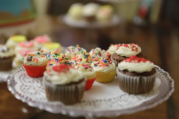 Boutique cupcakes em uma bandeja — Fotografia de Stock