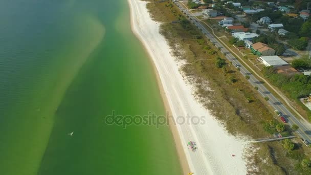圣乔治岛海滩和度假出租房屋的空中影像 — 图库视频影像