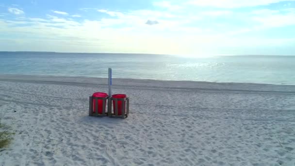 海滩上的垃圾桶的空中镜头 — 图库视频影像