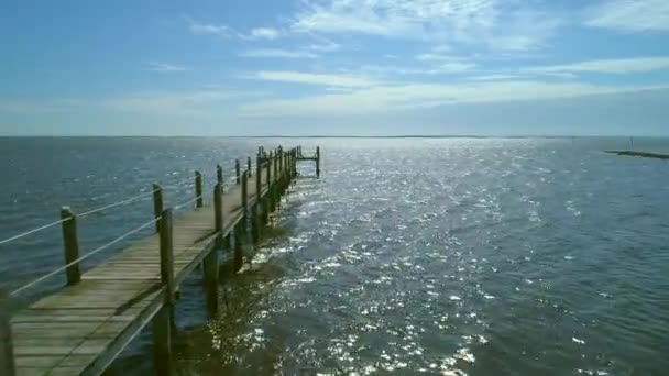 Quai aérien en bois bas sur un lac 4k 60p 