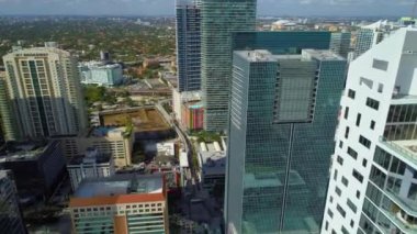 Hava dron yaklaşım büyük şehir 4k 60p