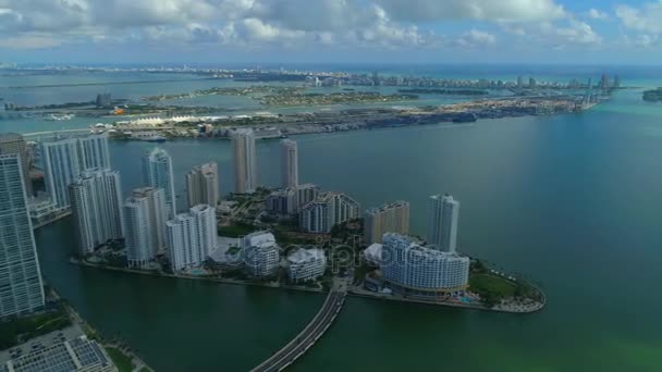 Downtown Miami Brickell Key en Miami River 4k 60p — Stockvideo