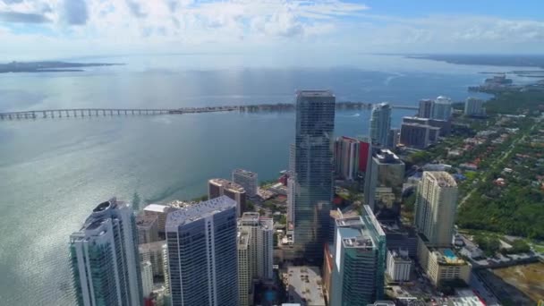 Downtown Miami Brickell Key en Miami River 4k 60p — Stockvideo