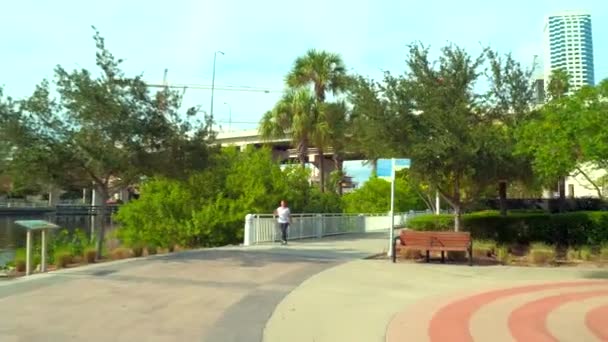 Radfahren Auf Dem Tampa Riverwalk Scene Stock Video — Stockvideo