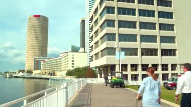 Tampa, Fl, Amerika Birleşik Devletleri - 12 Kasım 2017: Doğal damgalarının Riverwalk riverfront sahne 4k yere stok görüntüleri