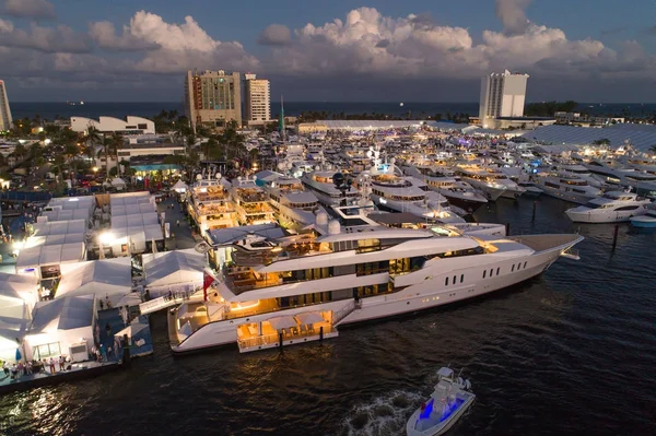 Yachten leuchten auf der internationalen Bootsmesse in Fort Lauderdale — Stockfoto