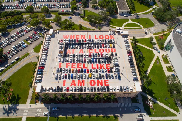 Message peint sur un parking au dernier étage — Photo