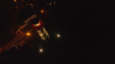 Hava atış deniz feneri gece dron video 4 k 24 p çekin.