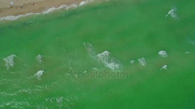 Hava ortaya Miami Beach tilt dron 4k yukarı