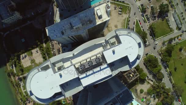 空中高层建筑屋顶天桥检查无人机4K — 图库视频影像