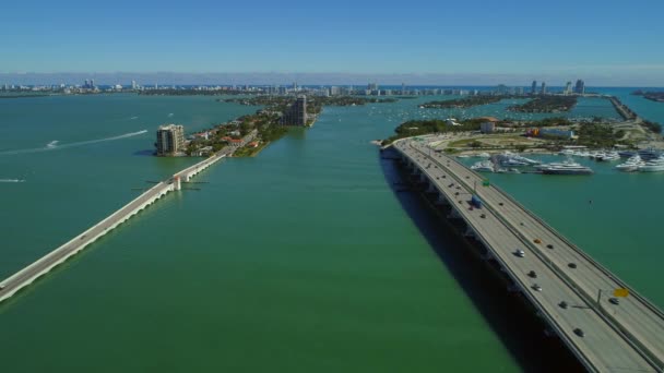 Aviação Miami Biscayne Bay Macarthur Veneziano Causeway Estabelecimento Tiro 24P — Vídeo de Stock