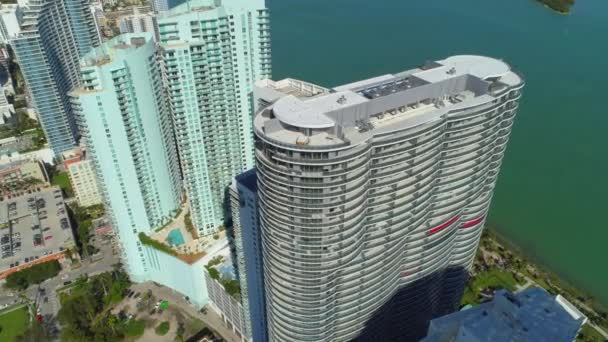 Légi Lövés Drone Repül Tornyok Miami Bayfront Edgewater 24P — Stock videók