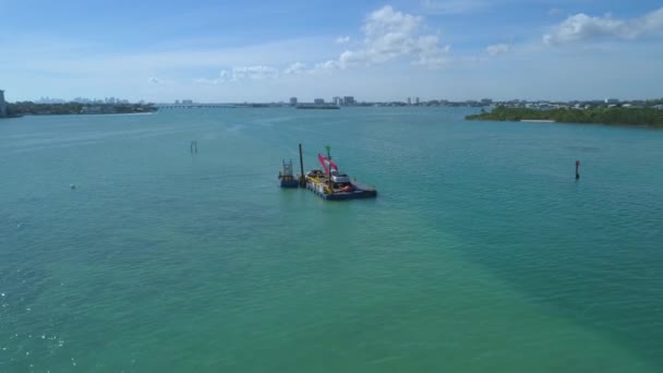 Aerial Rivelare Chiatta Industriale Scavare Sabbia Miami — Video Stock