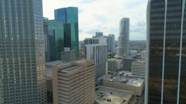 Bina Downtown Miami arasında uçan uçak