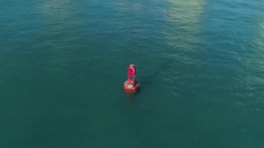 Su üzerinde yüzen kırmızı şamandıra