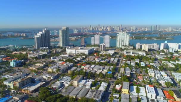 美丽的空中视频迈阿密海滩佛罗里达州的视线在海湾的市中心 — 图库视频影像