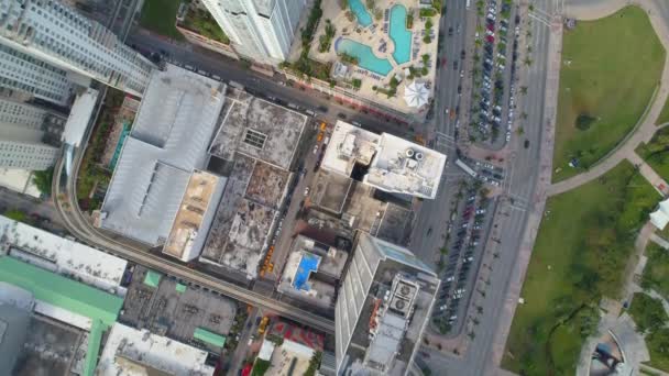 Drone volant directement au-dessus des immeubles de grande hauteur Downtown Miami 
