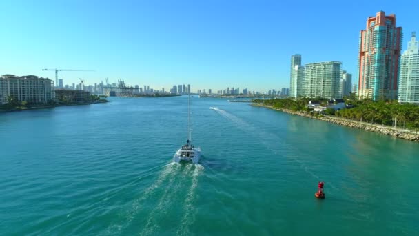 Drone Siguiendo Barco Vela Agua — Vídeo de stock