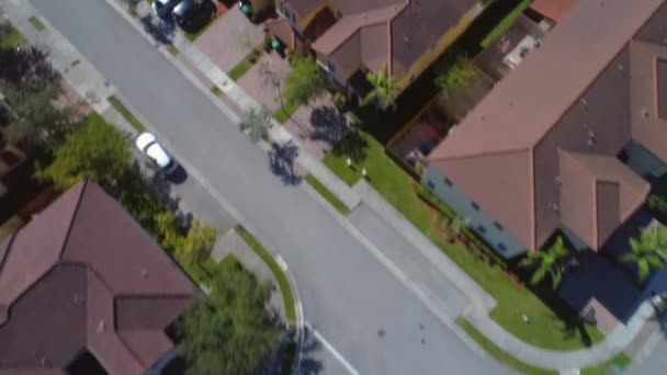 快速空中飞行在邻里无人机素材4K — 图库视频影像