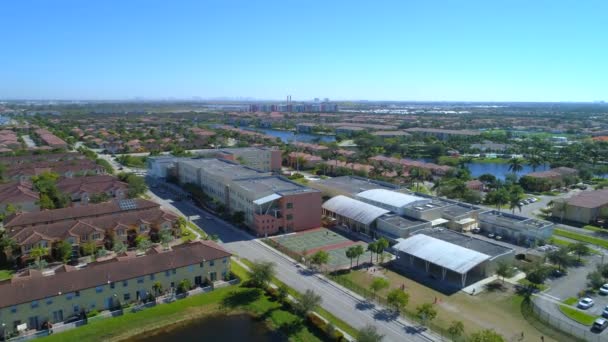 Vídeo Aéreo Stock Doral Miami Dade Florida Residencias Escuelas — Vídeos de Stock