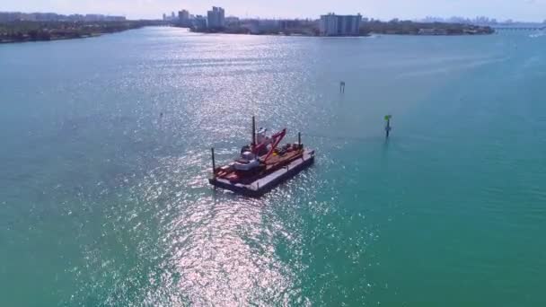 Stock Video Barcaza Dragado Con Grúa Aguas Poco Profundas — Vídeos de Stock