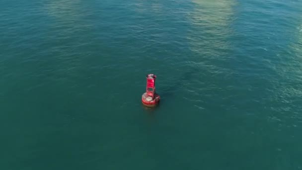 Червоний Буй Плаваючий Воді — стокове відео
