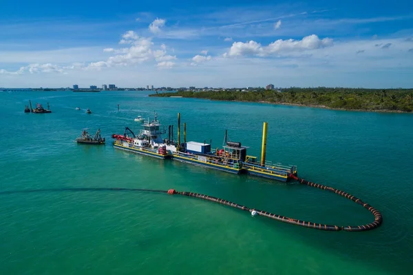 Industriële loopgraaf barge — Stockfoto