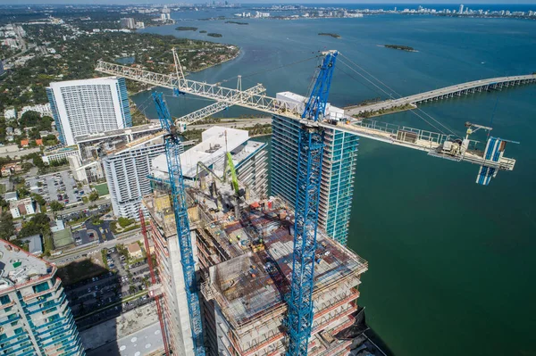 Arquitetura Highrise em construção com guindastes — Fotografia de Stock