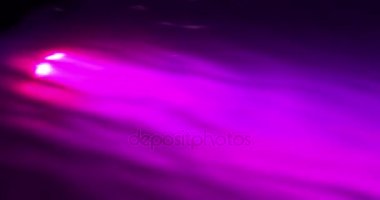 Neon su ışıklar altında