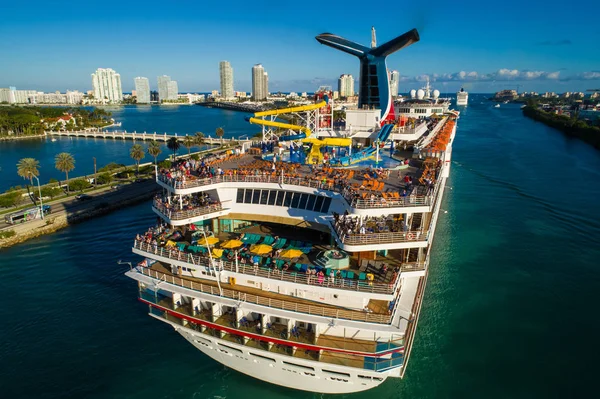 Toeristen vertrekken van Miami cruise schip — Stockfoto