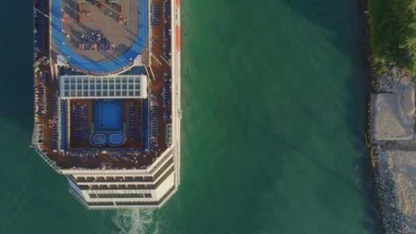 Luchtfoto Cruise Schip Viaduct Mensen Het Dek — Stockvideo