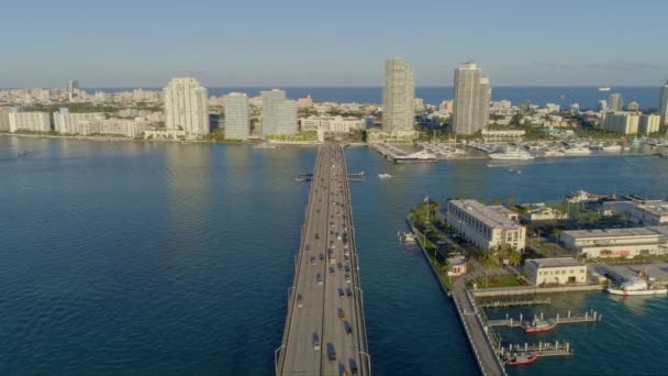 Aerial Video Macarthur Causeway Bridge Rubrik Till Miami Beach — Stockvideo