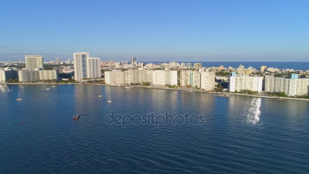 Drone Filmato Miami Beach Barca Vela Gli Edifici Sulla Biscayne — Video Stock