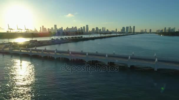 Низкая Воздушная Съемка Macarthur Causeway Miami Beach Закат Порт Города — стоковое видео