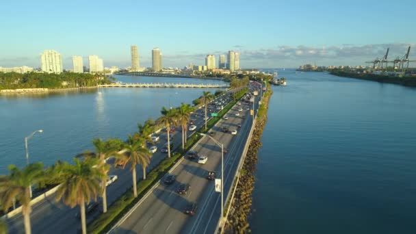 Beståndet Antenn Video Helgtrafiken Miami Beach Macarthur Causeway — Stockvideo