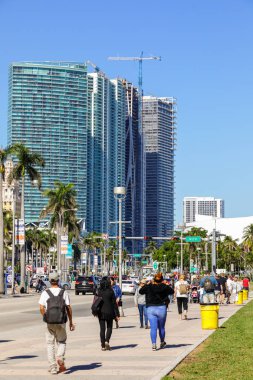Downtown Miami Biscayne Bulvarı insanlar şehirde yürüyüş